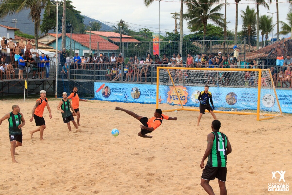 Pessoas jogando basquete em quadra poliesportiva pública na orla 1